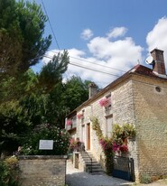 FACADE-GITE-LE-SOURCIER-AOUT-2021.jpg